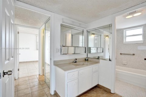 Condo in Margate, Florida, 2 bedrooms  № 1836348 - photo 9
