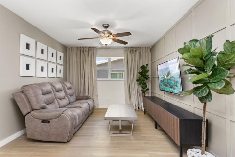 House in Plantation, Florida 4 bedrooms, 215.72 sq.m. № 2249717 - photo 17