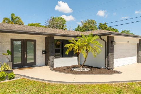 House in Plantation, Florida 4 bedrooms, 215.72 sq.m. № 2249717 - photo 2