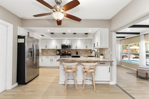 House in Plantation, Florida 4 bedrooms, 215.72 sq.m. № 2249717 - photo 13