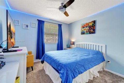 House in Plantation, Florida 3 bedrooms, 138.8 sq.m. № 1692618 - photo 27