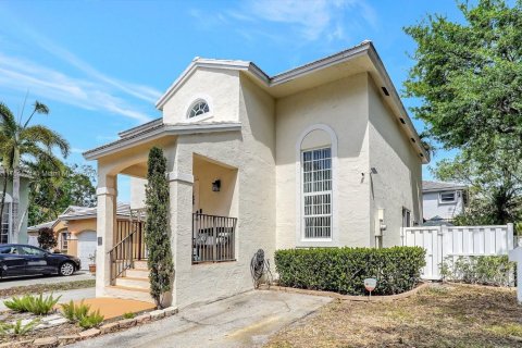 House in Plantation, Florida 3 bedrooms, 138.8 sq.m. № 1692618 - photo 3