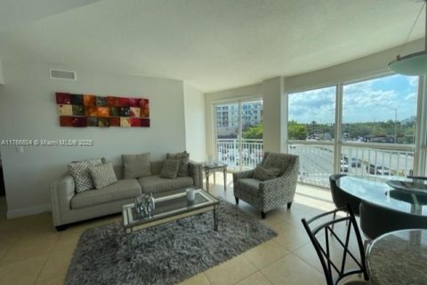 Condo in Miami, Florida, 2 bedrooms  № 1867999 - photo 1