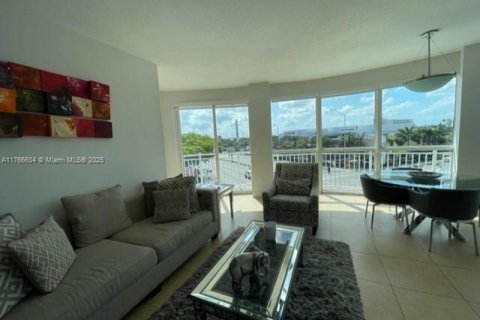 Condo in Miami, Florida, 2 bedrooms  № 1867999 - photo 2