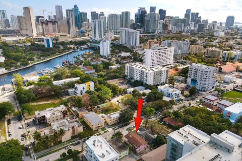Terreno en venta en Miami, Florida № 1933087 - foto 2