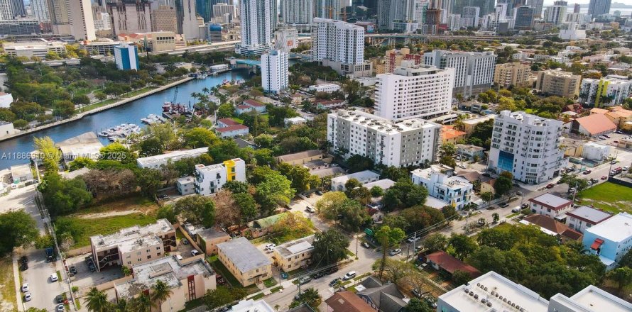 Terreno en Miami, Florida № 1933087