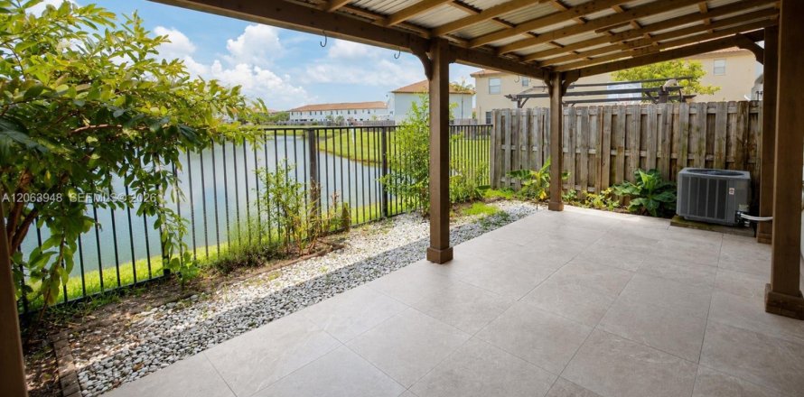 Adosado en Homestead, Florida 3 dormitorios, 152.73 m2 № 2320454