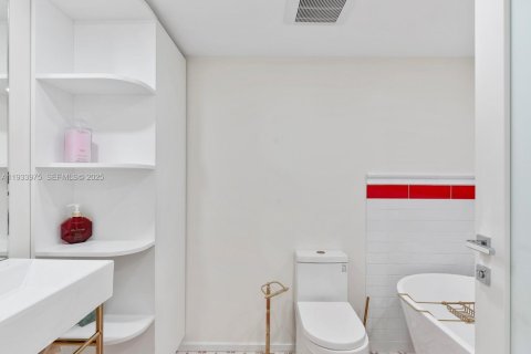 Condo in Surfside, Florida, 2 bedrooms  № 1992252 - photo 17