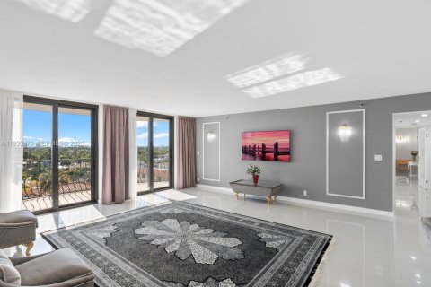 Condo in Surfside, Florida, 2 bedrooms  № 1992252 - photo 5