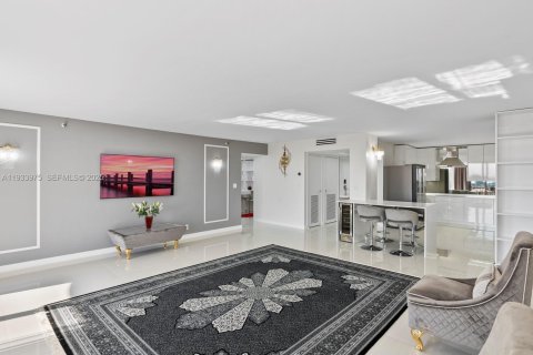 Condo in Surfside, Florida, 2 bedrooms  № 1992252 - photo 7