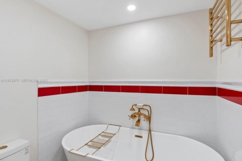 Condo in Surfside, Florida, 2 bedrooms  № 1992252 - photo 16