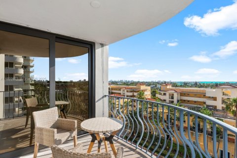 Condo in Surfside, Florida, 2 bedrooms  № 1992252 - photo 26