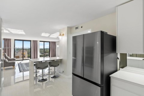 Condo in Surfside, Florida, 2 bedrooms  № 1992252 - photo 4