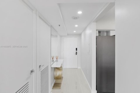 Condo in Surfside, Florida, 2 bedrooms  № 1992252 - photo 2