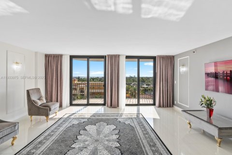 Condo in Surfside, Florida, 2 bedrooms  № 1992252 - photo 10