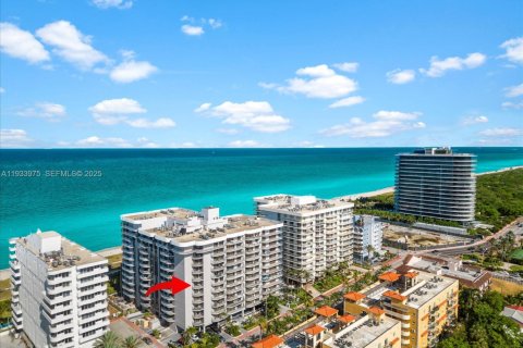 Condo in Surfside, Florida, 2 bedrooms  № 1992252 - photo 1