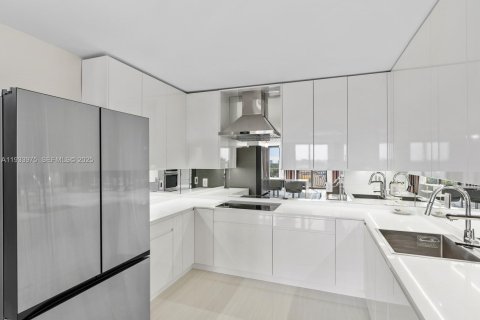 Condo in Surfside, Florida, 2 bedrooms  № 1992252 - photo 14