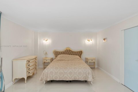 Condo in Surfside, Florida, 2 bedrooms  № 1992252 - photo 23