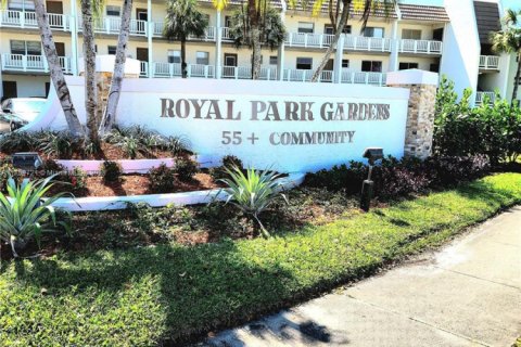 Condo in Pompano Beach, Florida, 2 bedrooms  № 1707553 - photo 1