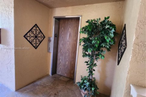Condo in Pompano Beach, Florida, 2 bedrooms  № 1707553 - photo 14