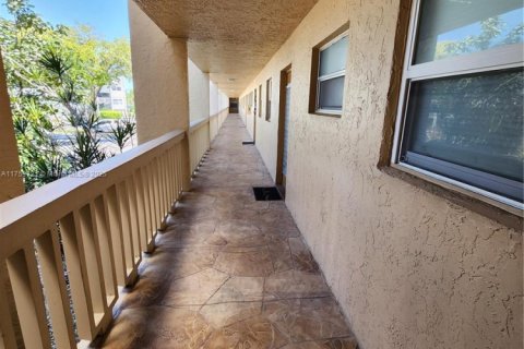 Condo in Pompano Beach, Florida, 2 bedrooms  № 1707553 - photo 12