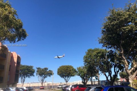 Condo in Miami, Florida, 2 bedrooms  № 1986881 - photo 23