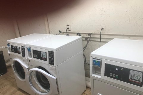 Condo in Miami, Florida, 2 bedrooms  № 1986881 - photo 16