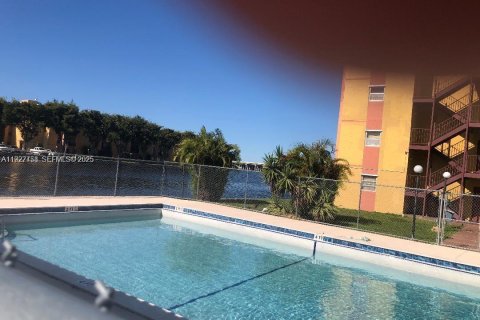 Condo in Miami, Florida, 2 bedrooms  № 1986881 - photo 27