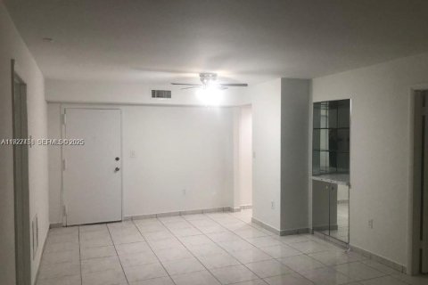 Condo in Miami, Florida, 2 bedrooms  № 1986881 - photo 6