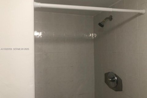 Condo in Miami, Florida, 2 bedrooms  № 1986881 - photo 11