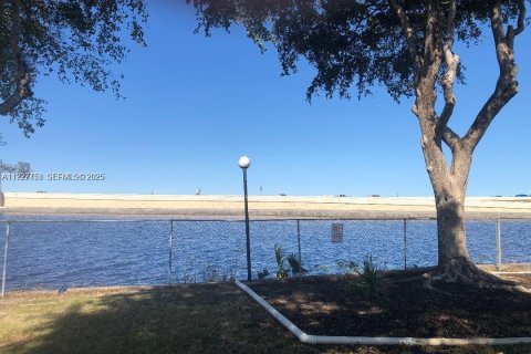 Condo in Miami, Florida, 2 bedrooms  № 1986881 - photo 1