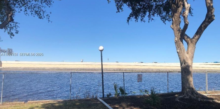 Condo in Miami, Florida, 2 bedrooms  № 1986881