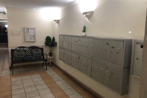 Condo in Miami, Florida, 2 bedrooms  № 1986881 - photo 18