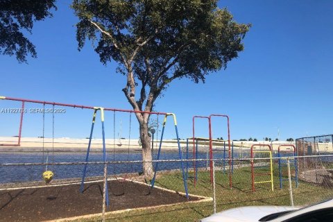 Condo in Miami, Florida, 2 bedrooms  № 1986881 - photo 5