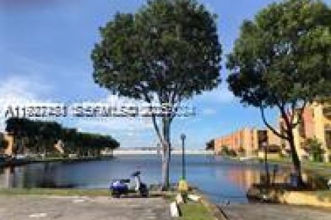 Condo in Miami, Florida, 2 bedrooms  № 1986881 - photo 2