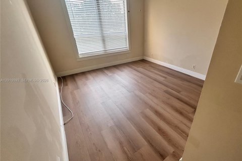 Купить кондоминиум в Тамарак, Флорида 2 спальни, 96.62м2, № 2073073 - фото 10
