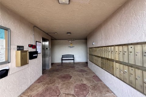 Купить кондоминиум в Тамарак, Флорида 2 спальни, 96.62м2, № 2073073 - фото 14