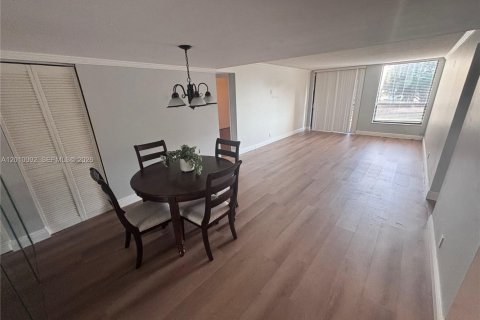 Купить кондоминиум в Тамарак, Флорида 2 спальни, 96.62м2, № 2073073 - фото 3
