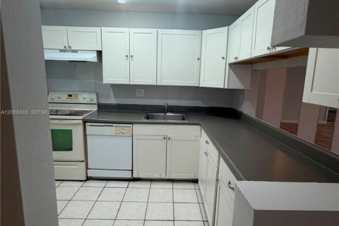 Copropriété à louer à Tamarac, Floride: 2 chambres, 88.16 m2 № 2292685 - photo 3