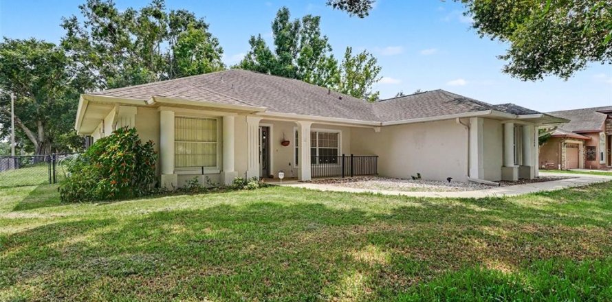 House in Clermont, Florida 3 bedrooms, 158.49 sq.m. № 2236290