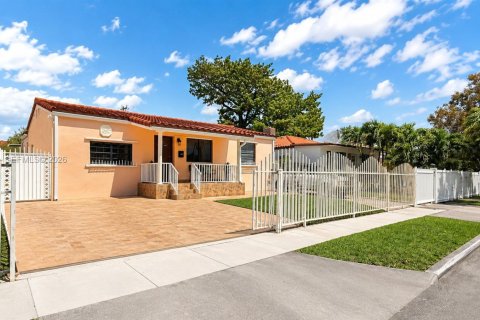 Villa ou maison à vendre à Miami, Floride: 5 chambres, 176.79 m2 № 2349010 - photo 2