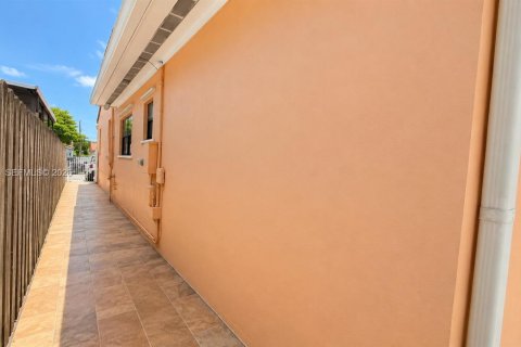Villa ou maison à vendre à Miami, Floride: 5 chambres, 176.79 m2 № 2349010 - photo 22