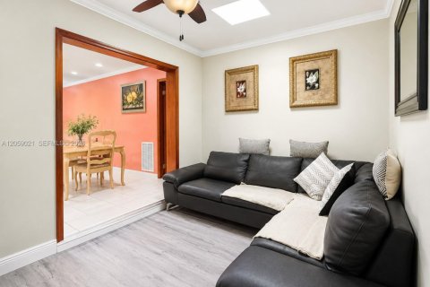 Villa ou maison à vendre à Miami, Floride: 5 chambres, 176.79 m2 № 2349010 - photo 16