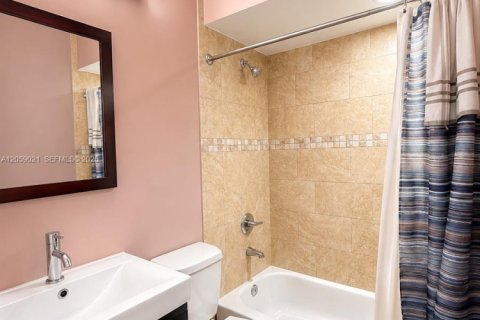 Villa ou maison à vendre à Miami, Floride: 5 chambres, 176.79 m2 № 2349010 - photo 13