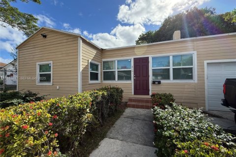 Снять в аренду виллу или дом в Уэст-Палм-Бич, Флорида 3 спальни, 110.74м2, № 1992295 - фото 1