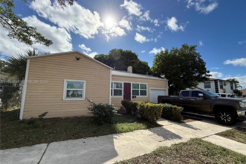 Снять в аренду виллу или дом в Уэст-Палм-Бич, Флорида 3 спальни, 110.74м2, № 1992295 - фото 2