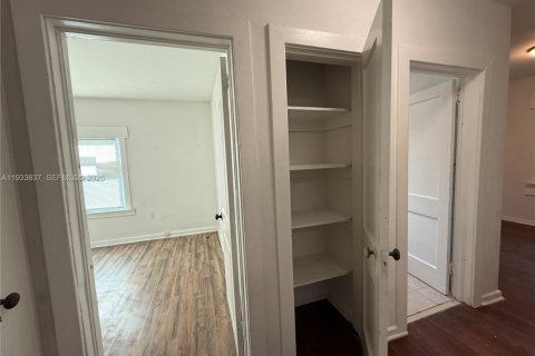 Снять в аренду виллу или дом в Уэст-Палм-Бич, Флорида 3 спальни, 110.74м2, № 1992295 - фото 17