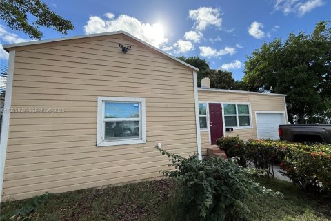 Снять в аренду виллу или дом в Уэст-Палм-Бич, Флорида 3 спальни, 110.74м2, № 1992295 - фото 6