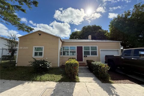 Снять в аренду виллу или дом в Уэст-Палм-Бич, Флорида 3 спальни, 110.74м2, № 1992295 - фото 3