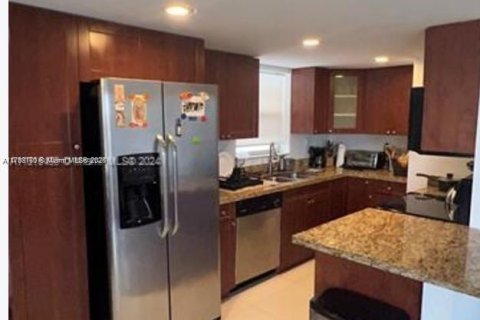 Condo in Miami, Florida, 3 bedrooms  № 1738403 - photo 2